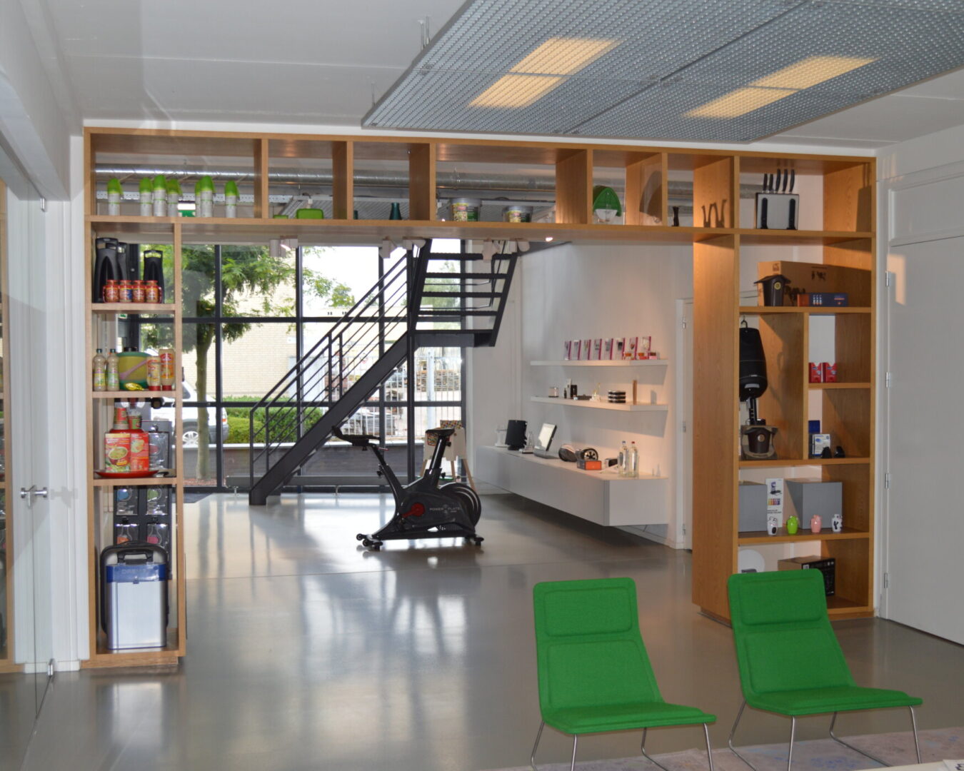 Showroominterieur met houten kastenwand en vide trap
