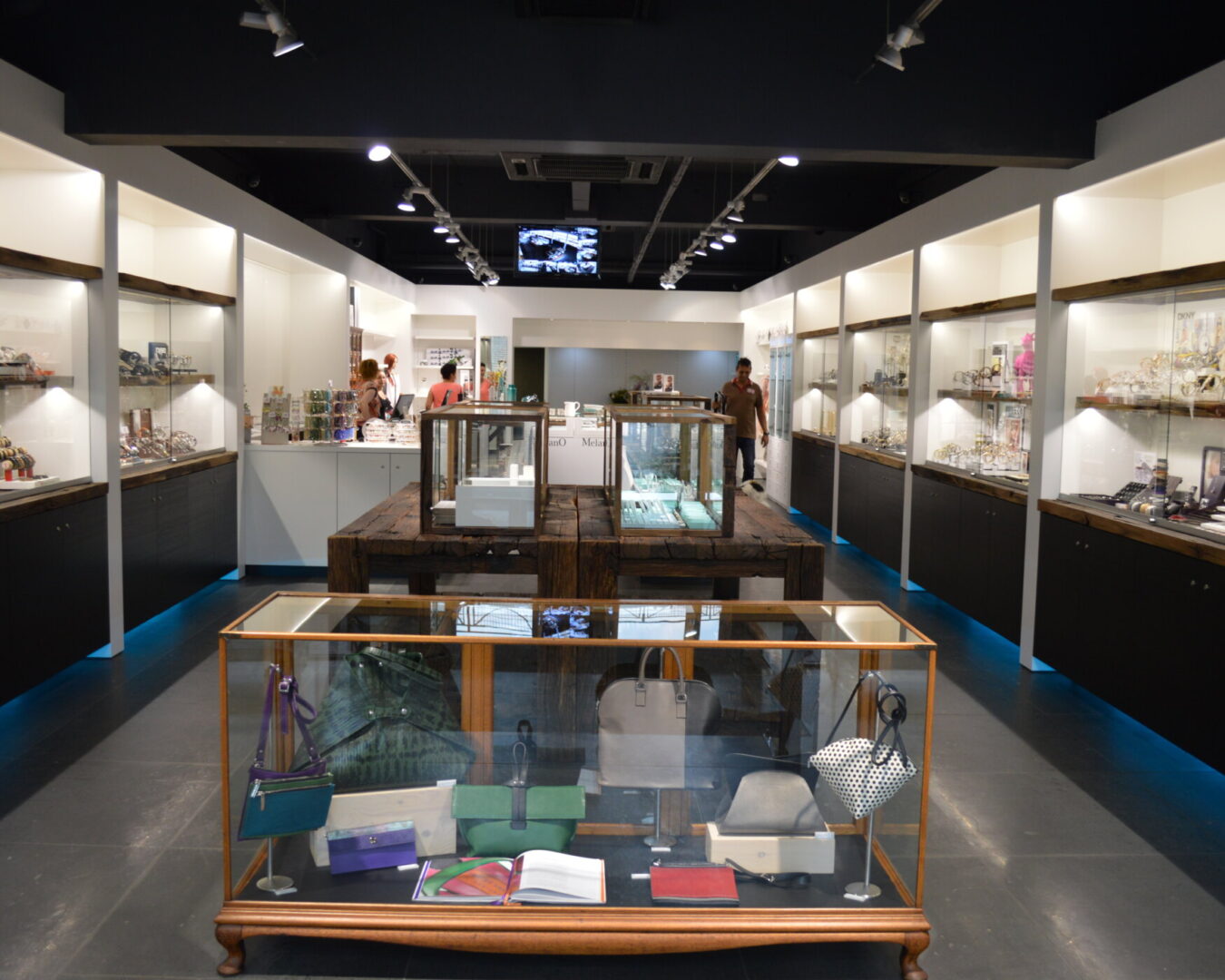 Winkelinterieur met vitrinekasten en presentatietafel