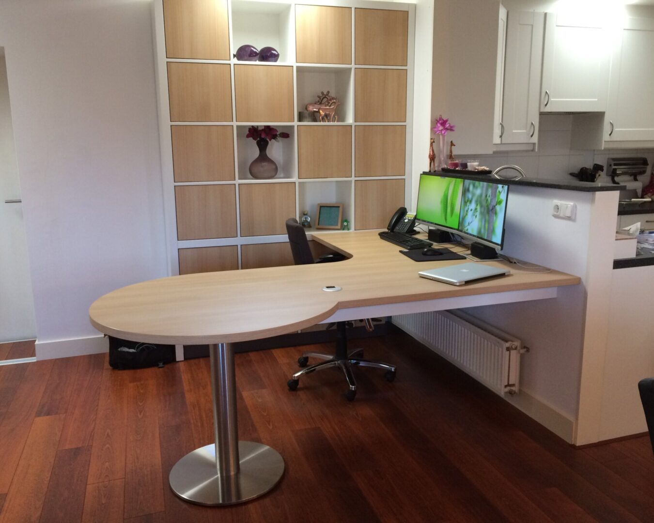 Thuiskantoor met bureau en boekenkast