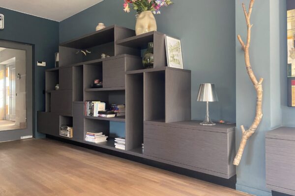 Asymmetrische houten wandkast met trapsgewijs vakkenspel