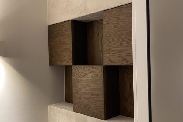 Houten wandnis boven het toilet
