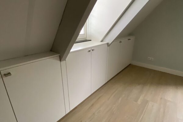 Dakkapelkasten op zolderkamer