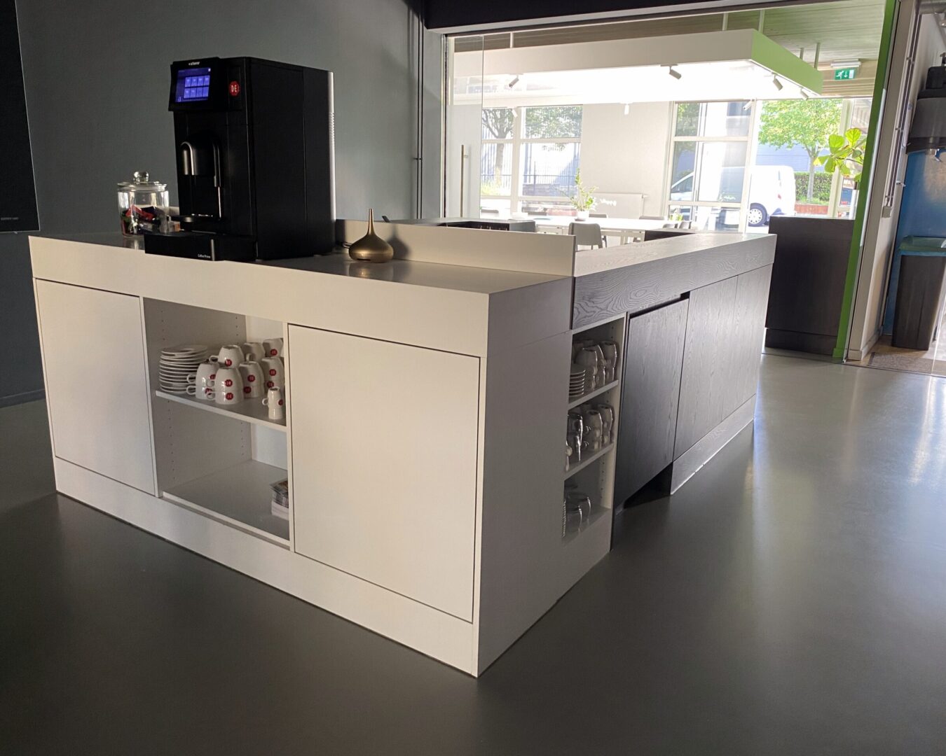 Keukeneiland met koffiehoek in showroom