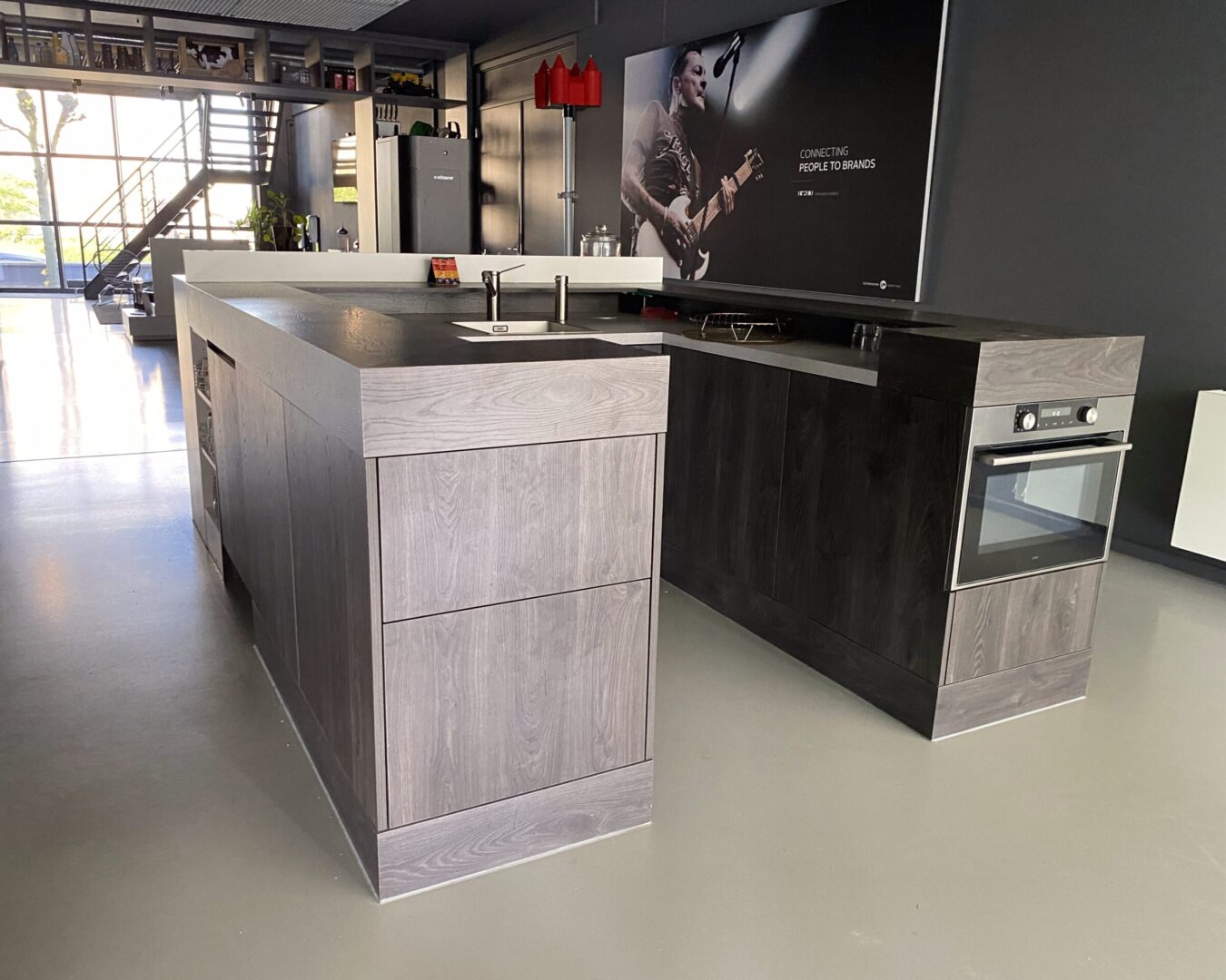 Keukenopstelling met inbouwoven in showroom