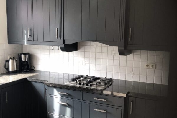After: Antraciet landelijke keuken met gaskookplaat