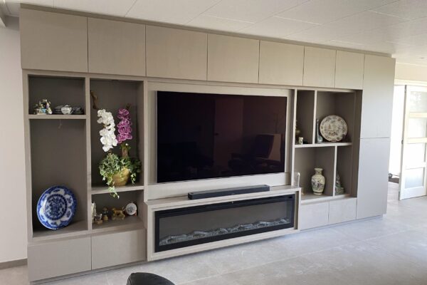 Tv wandmeubel met ingebouwde sfeerhaard en siernissen