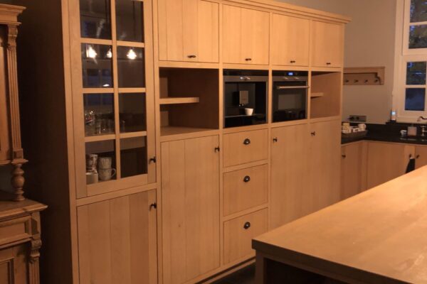 Before: Blanke eiken keukenkast met vitrinedeuren en inbouwapparatuur