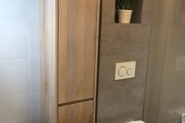 Hoge linnenkast naast toilet met wandnis