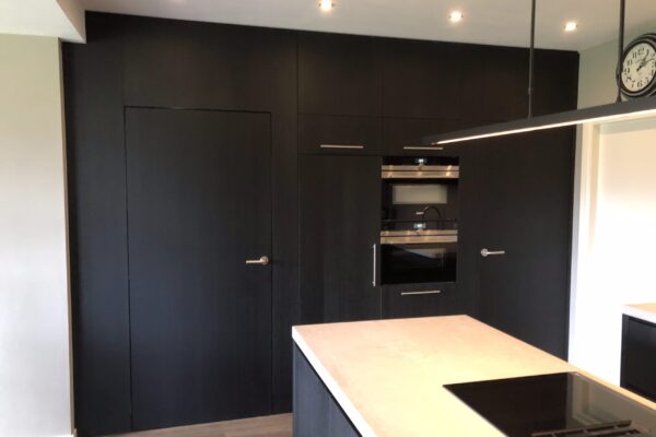Donkere keuken met wand