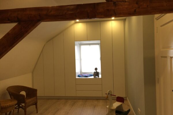 Kastenwand op zolder onder de kap