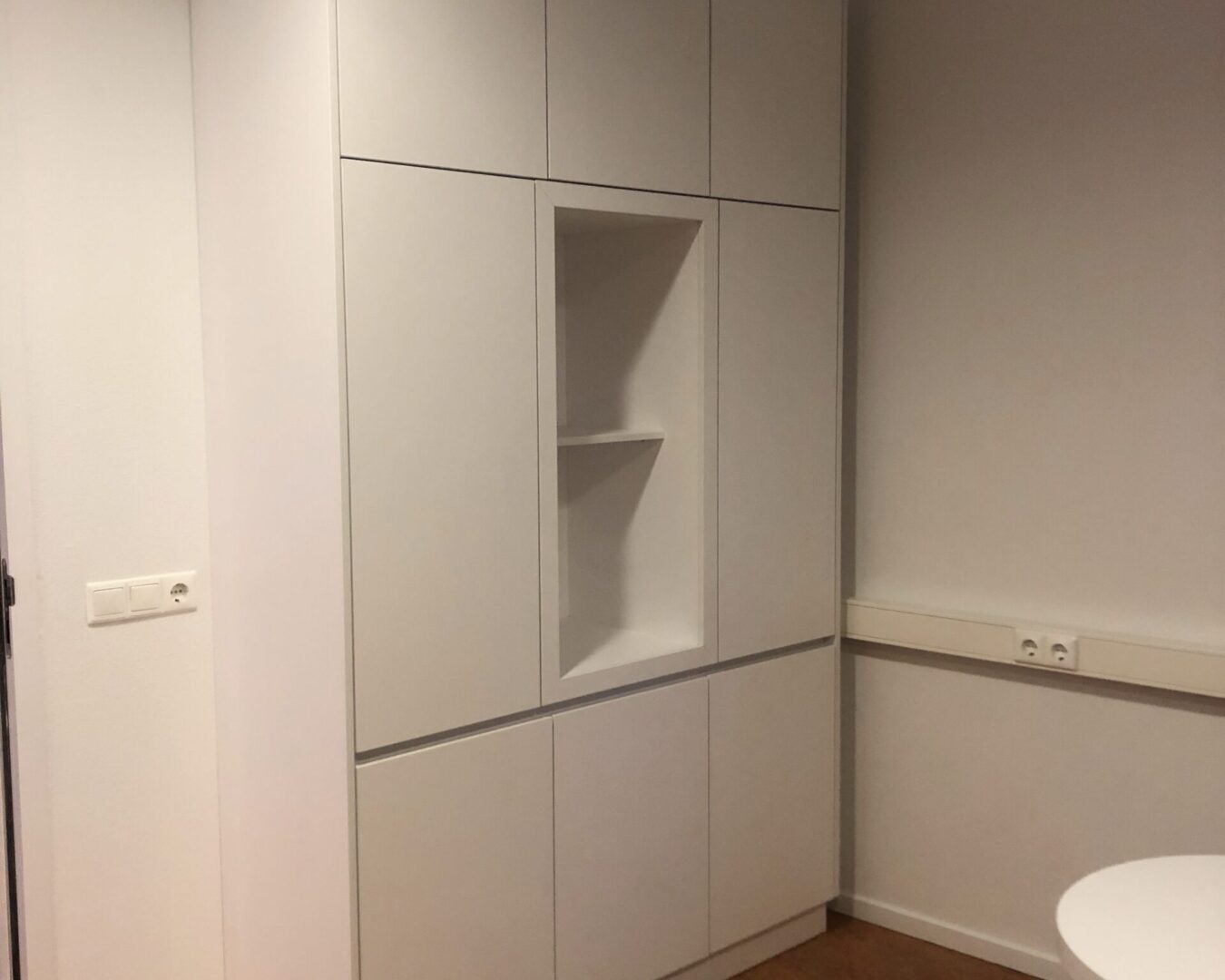 Witte kastenwand met wandnis