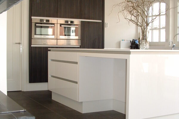 Witte moderne keuken