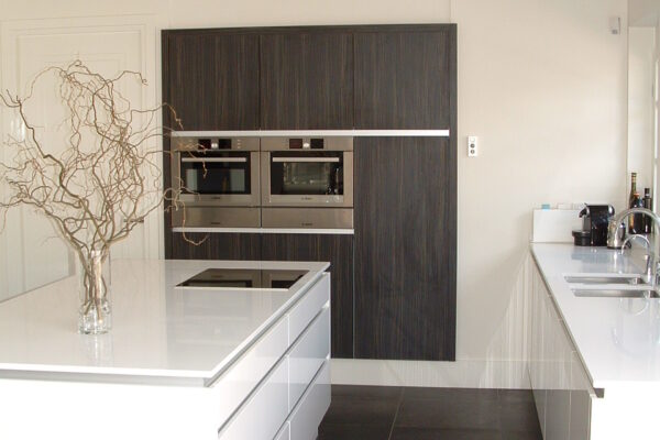 Witte moderne keuken